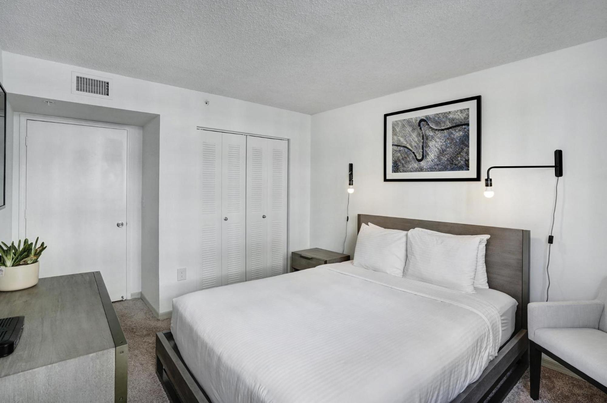 Dharma Home Suites Coral Gables At Gables Grand Plaza ميامي الغرفة الصورة