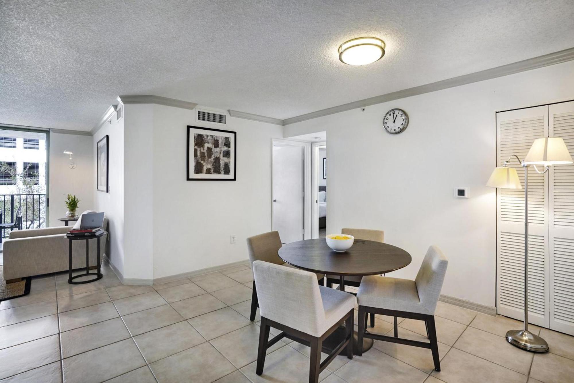 Dharma Home Suites Coral Gables At Gables Grand Plaza ميامي الغرفة الصورة