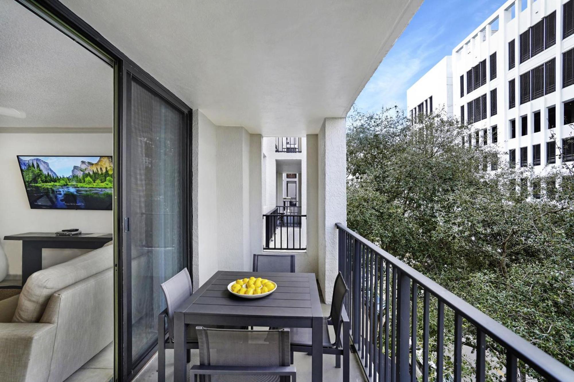 Dharma Home Suites Coral Gables At Gables Grand Plaza ميامي الغرفة الصورة
