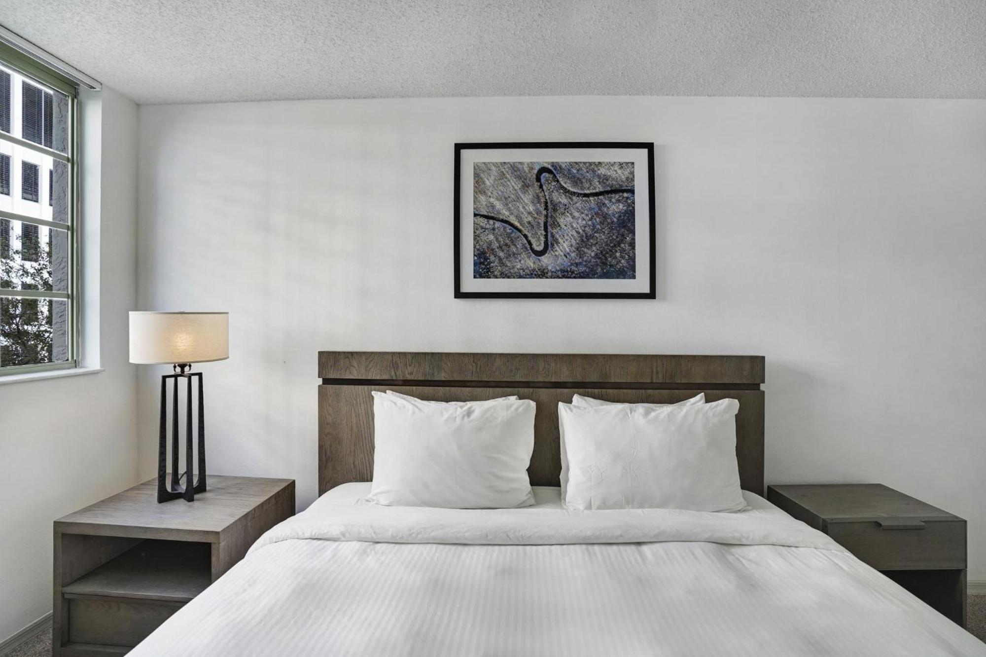 Dharma Home Suites Coral Gables At Gables Grand Plaza ميامي الغرفة الصورة