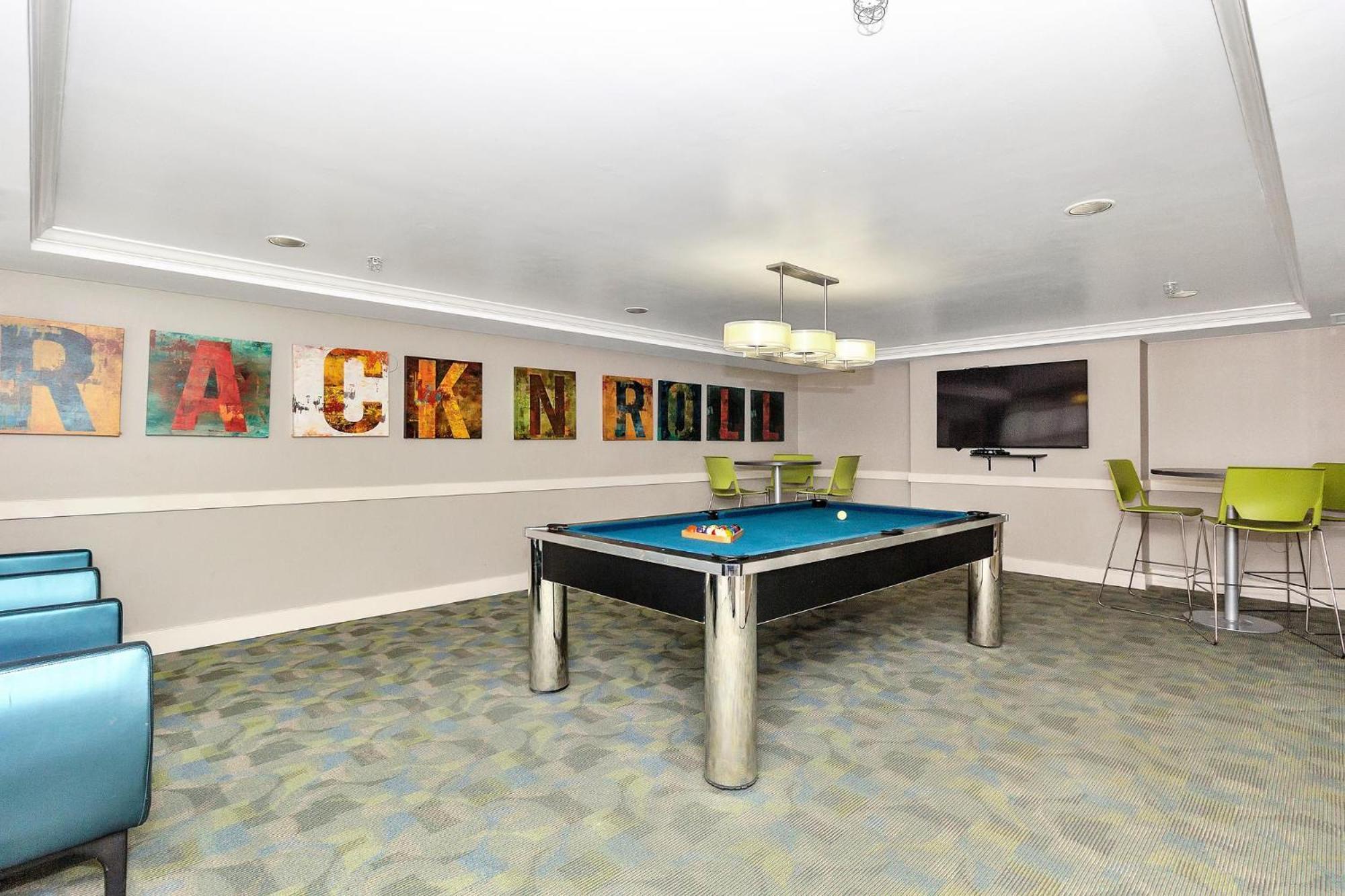 Dharma Home Suites Coral Gables At Gables Grand Plaza ميامي الغرفة الصورة