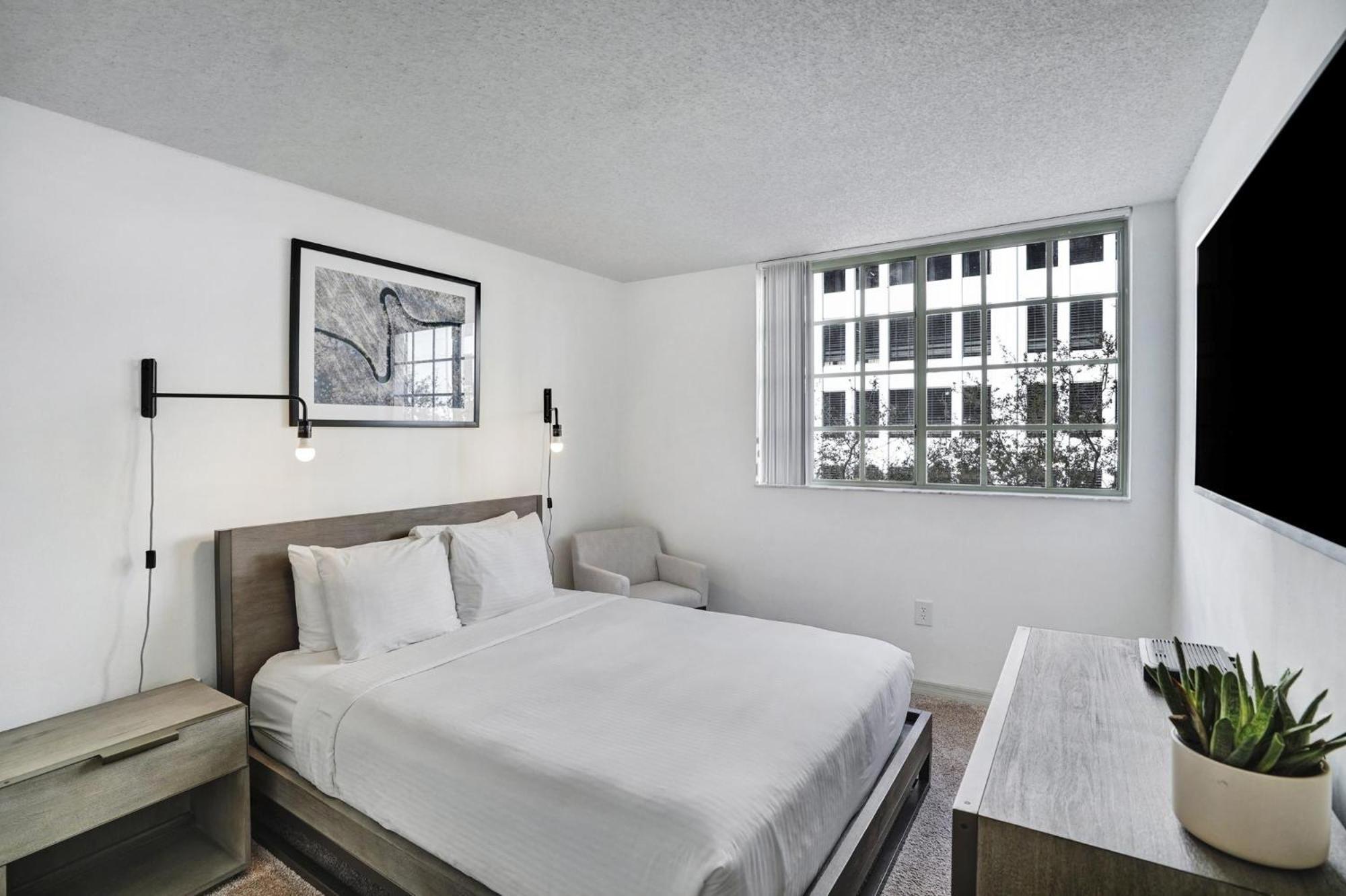 Dharma Home Suites Coral Gables At Gables Grand Plaza ميامي الغرفة الصورة