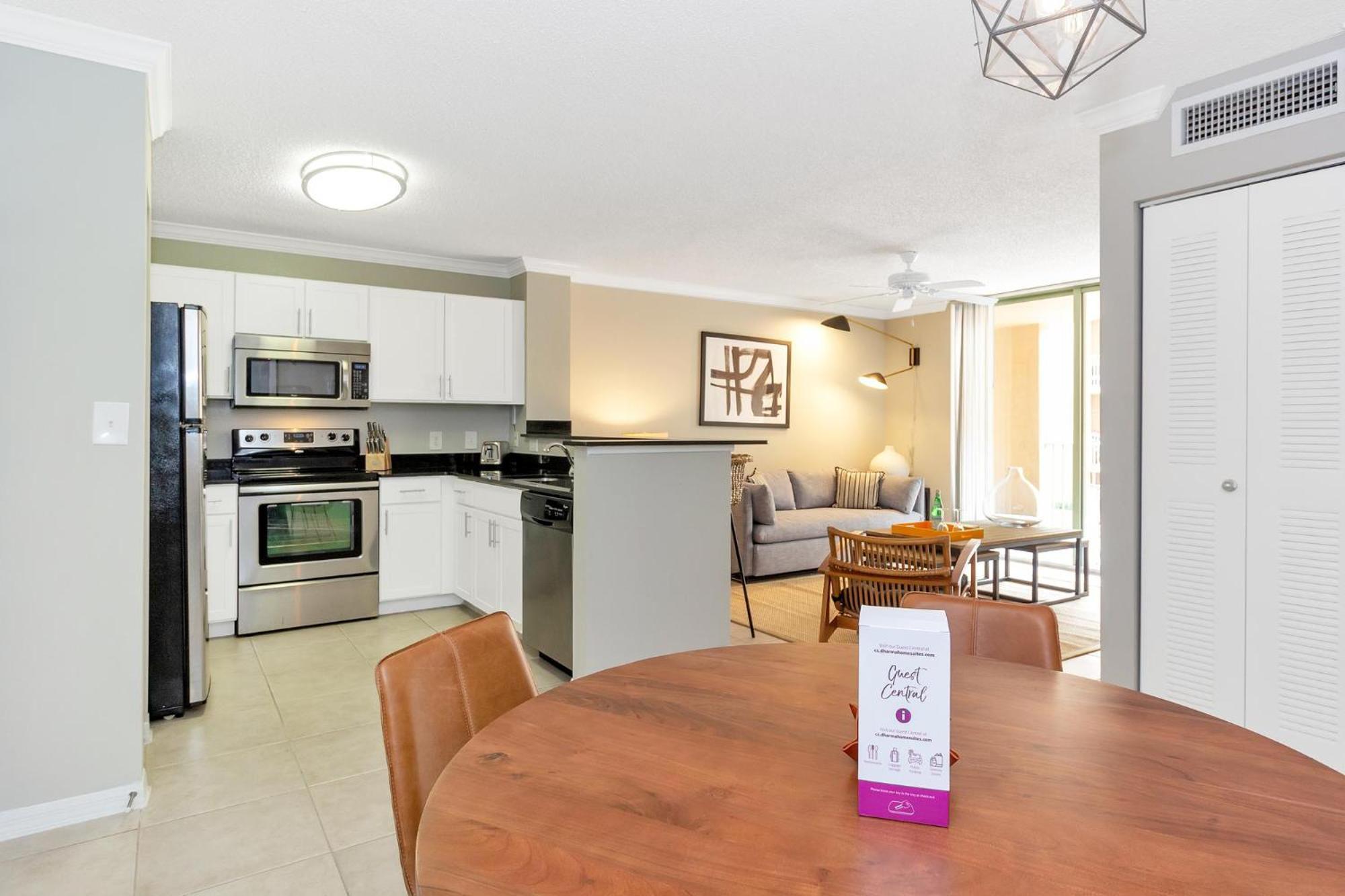 Dharma Home Suites Coral Gables At Gables Grand Plaza ميامي الغرفة الصورة