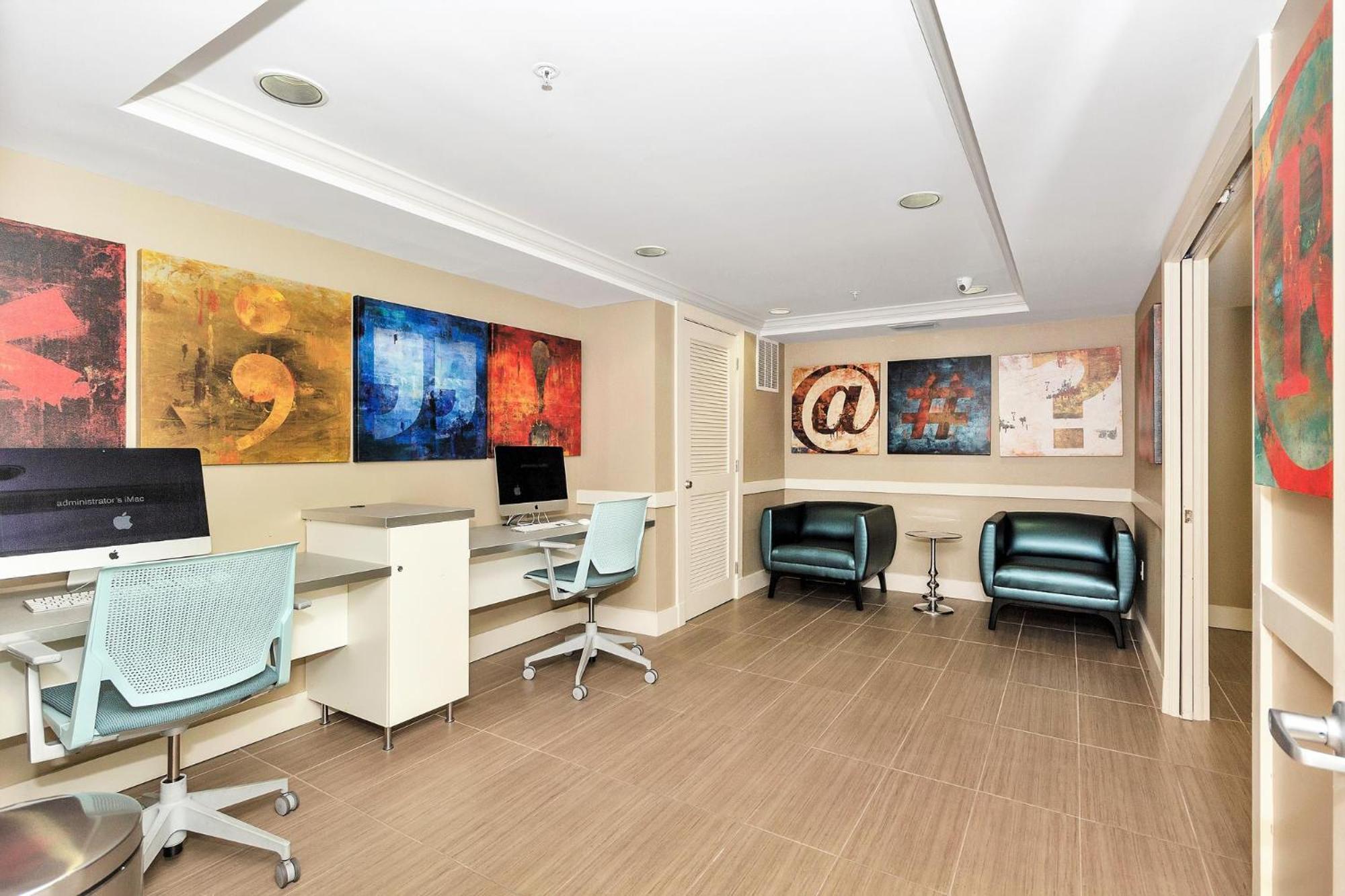 Dharma Home Suites Coral Gables At Gables Grand Plaza ميامي الغرفة الصورة