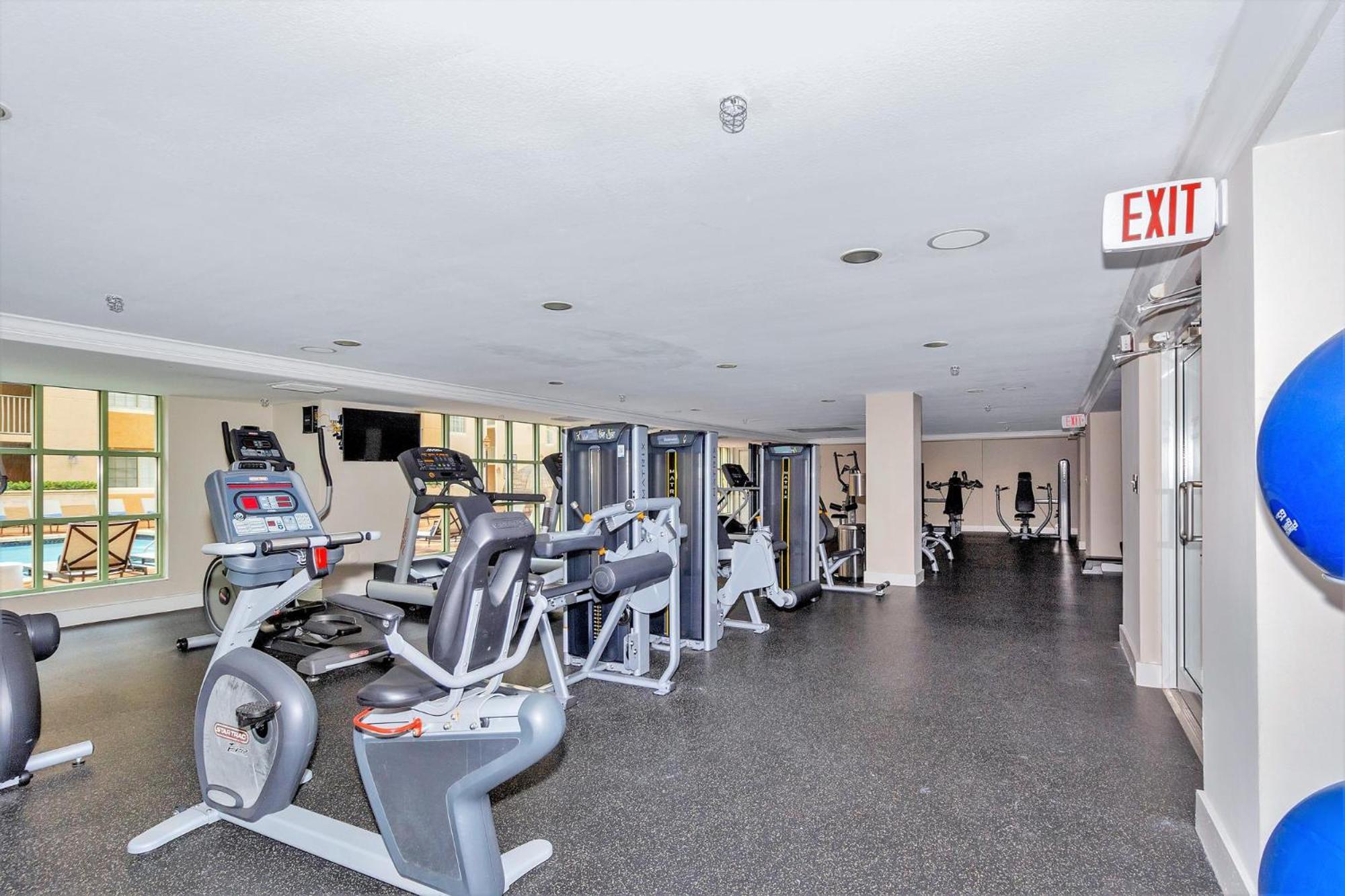 Dharma Home Suites Coral Gables At Gables Grand Plaza ميامي الغرفة الصورة
