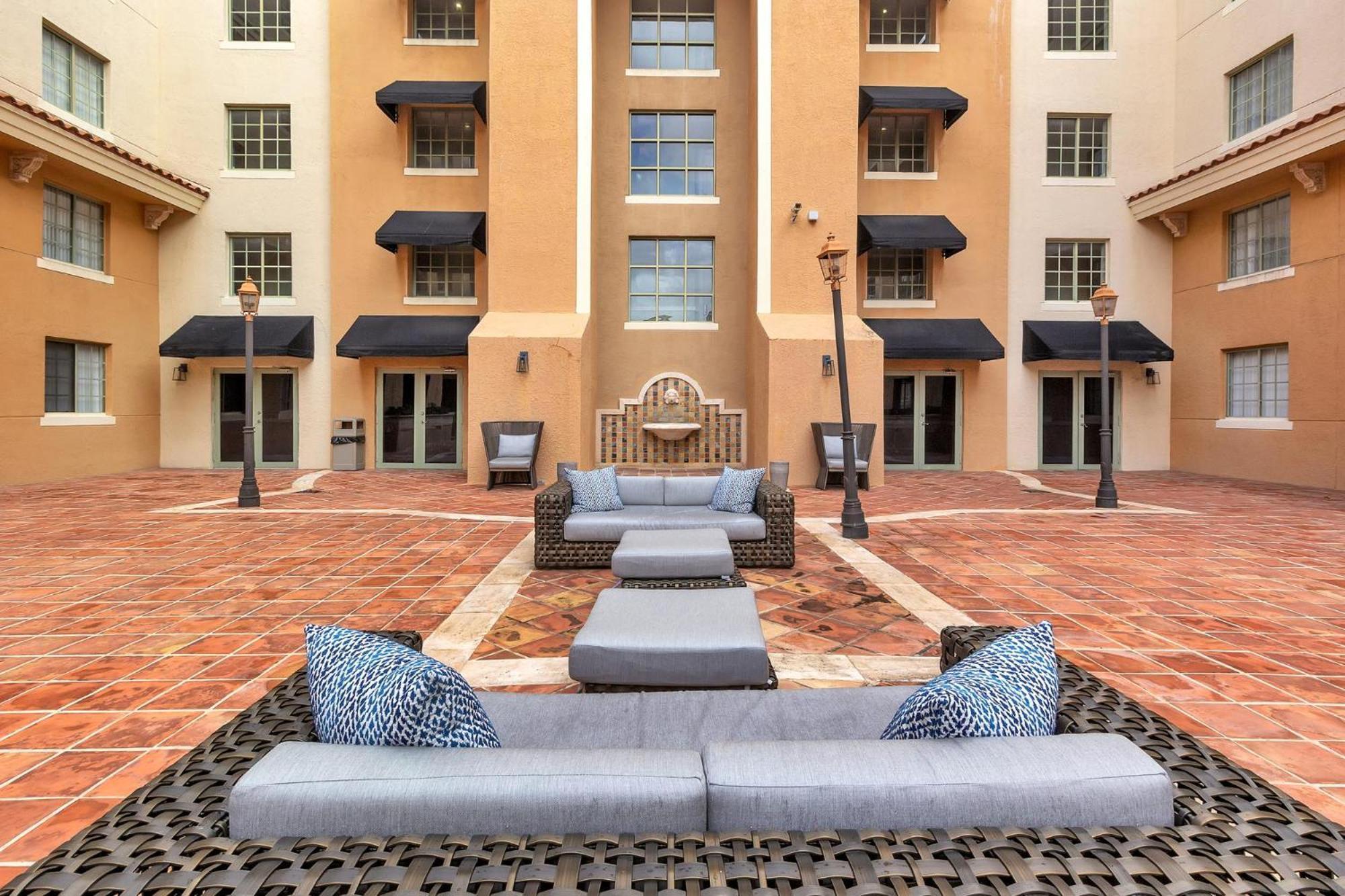 Dharma Home Suites Coral Gables At Gables Grand Plaza ميامي الغرفة الصورة