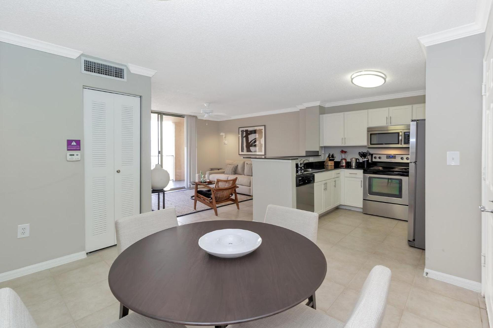 Dharma Home Suites Coral Gables At Gables Grand Plaza ميامي الغرفة الصورة