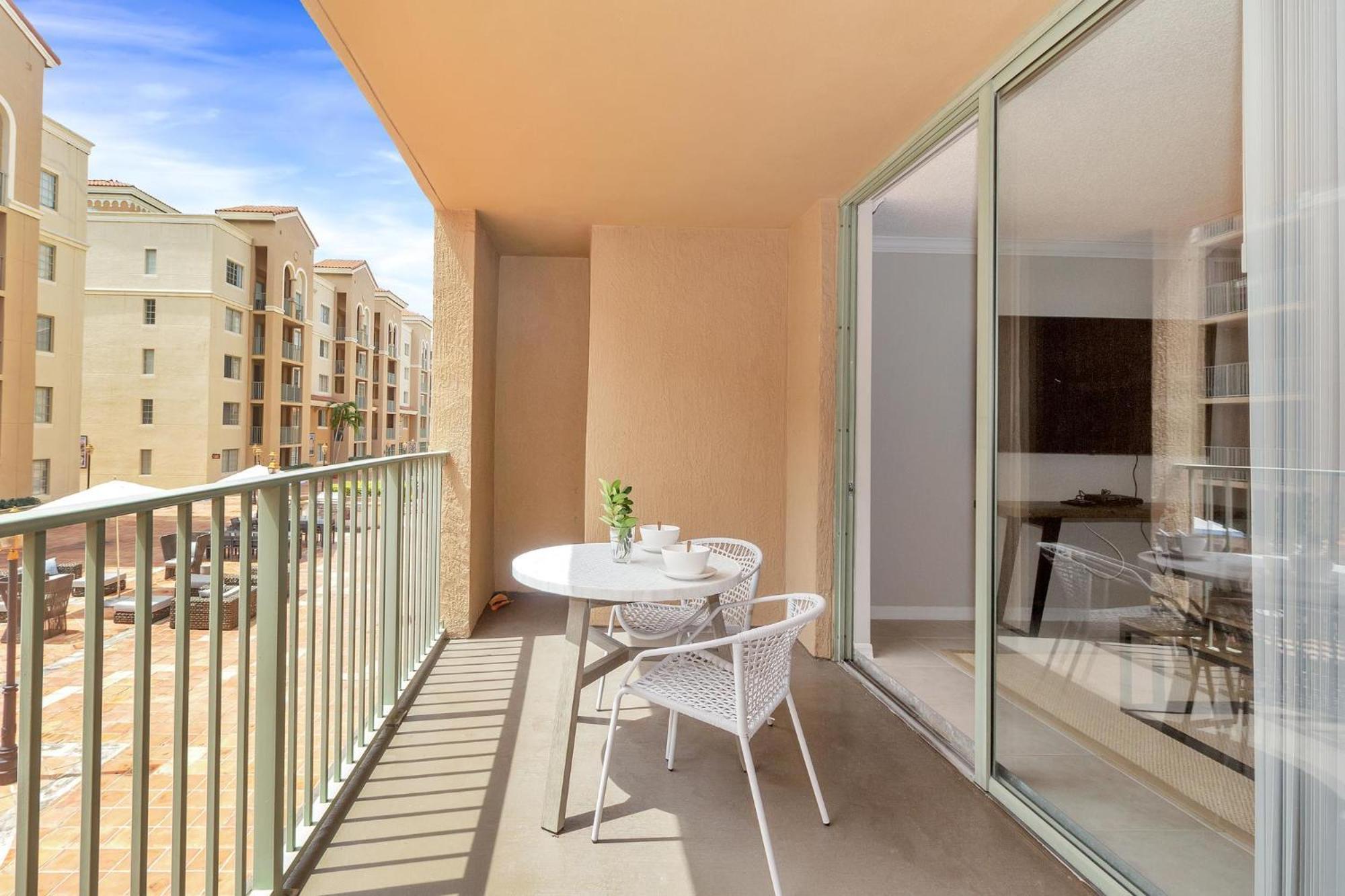 Dharma Home Suites Coral Gables At Gables Grand Plaza ميامي الغرفة الصورة