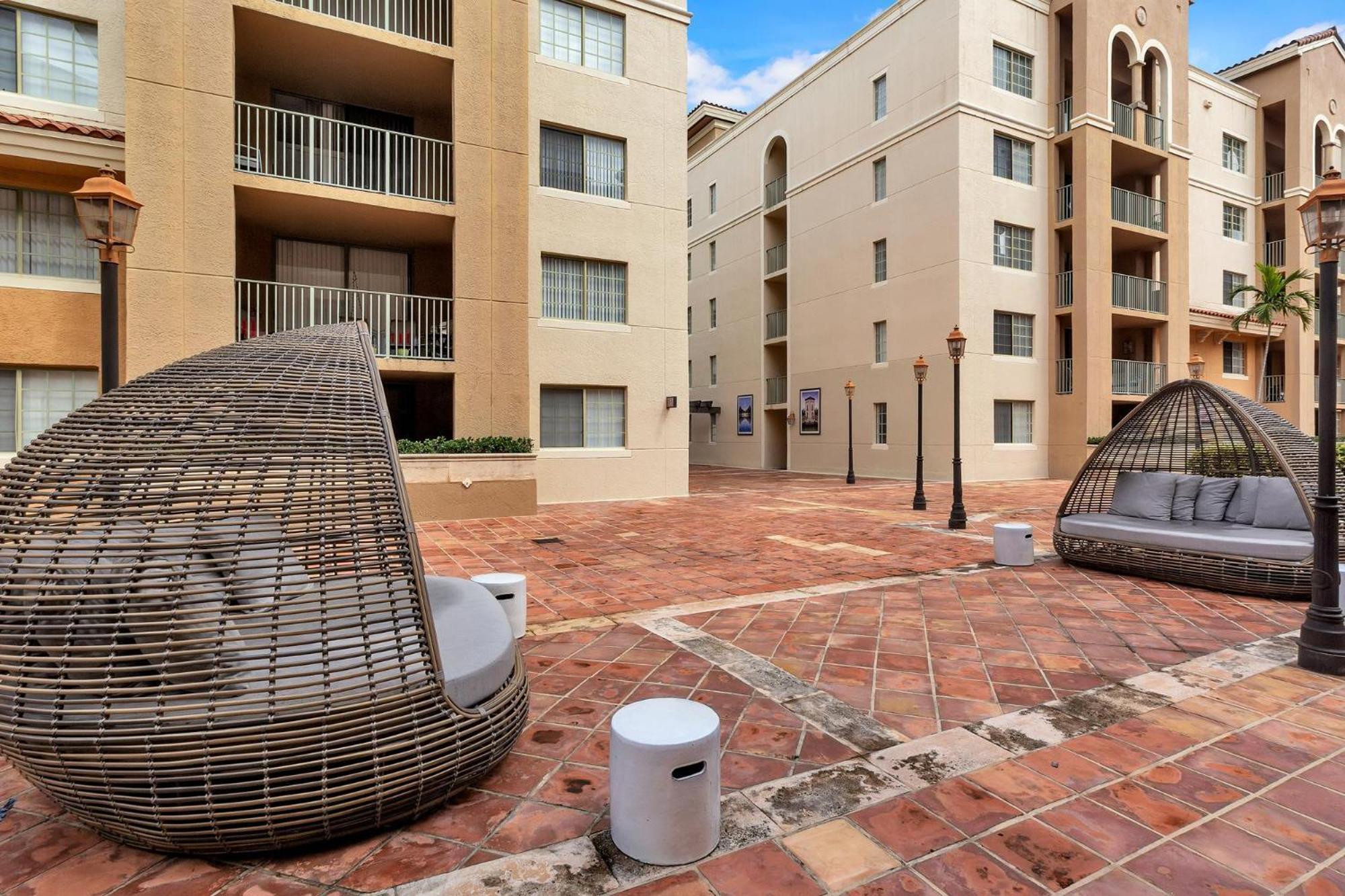 Dharma Home Suites Coral Gables At Gables Grand Plaza ميامي الغرفة الصورة