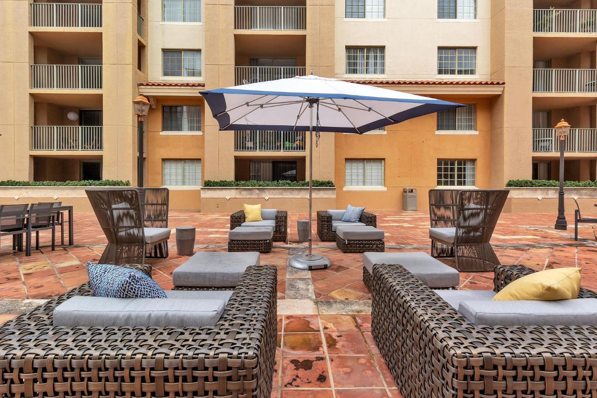 Dharma Home Suites Coral Gables At Gables Grand Plaza ميامي الغرفة الصورة