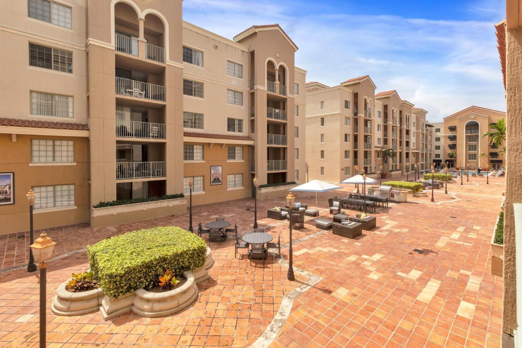 Dharma Home Suites Coral Gables At Gables Grand Plaza ميامي الغرفة الصورة